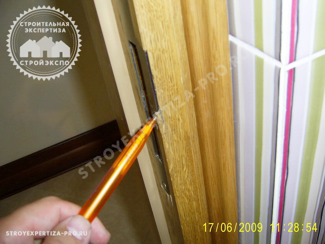  Повреждение коробки двери при врезке дверных приборов