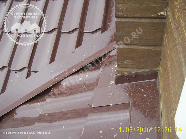 Некачественное крепление примыканий крыши из металлочерепицы