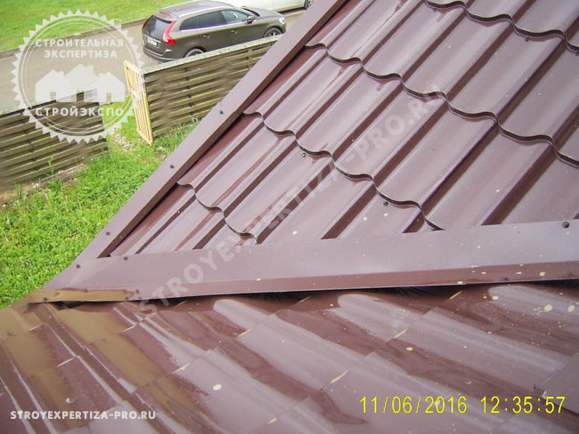 Обследование крыши из металлочерепицы. Обратный стык установленных ветровых планок