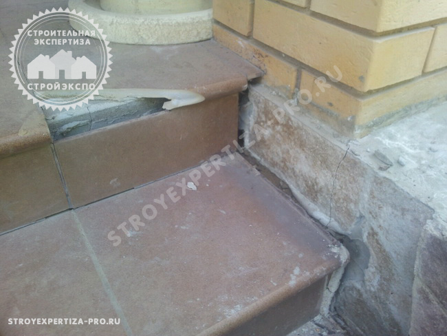  Трещины по бетонному основанию ступеней крыльца