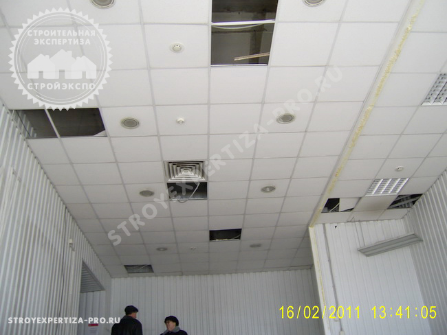  Выпадение потолочных плит подвесного потолка Армстронг из-за дефектов монтажа каркаса