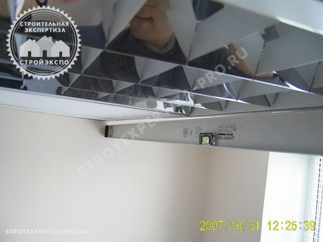  Неровности подвесного потолка, установленного в офисе