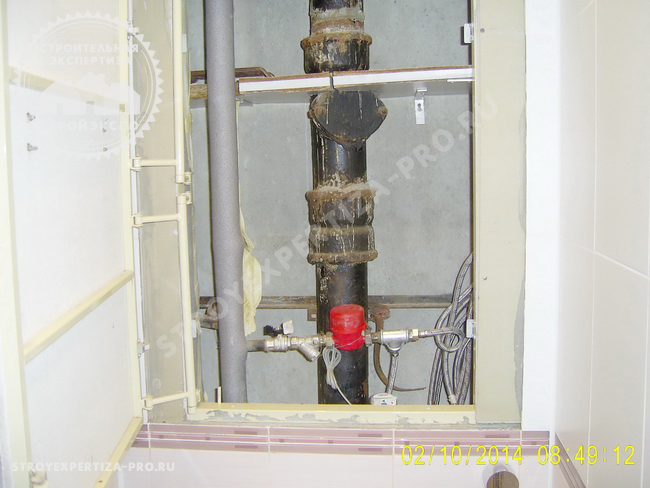Обследование разводки водоснабжения в сантехническом стояке квартиры