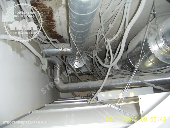 Оценка состояния вентиляции и электропроводки над подвесным потолком здания перед покупкой